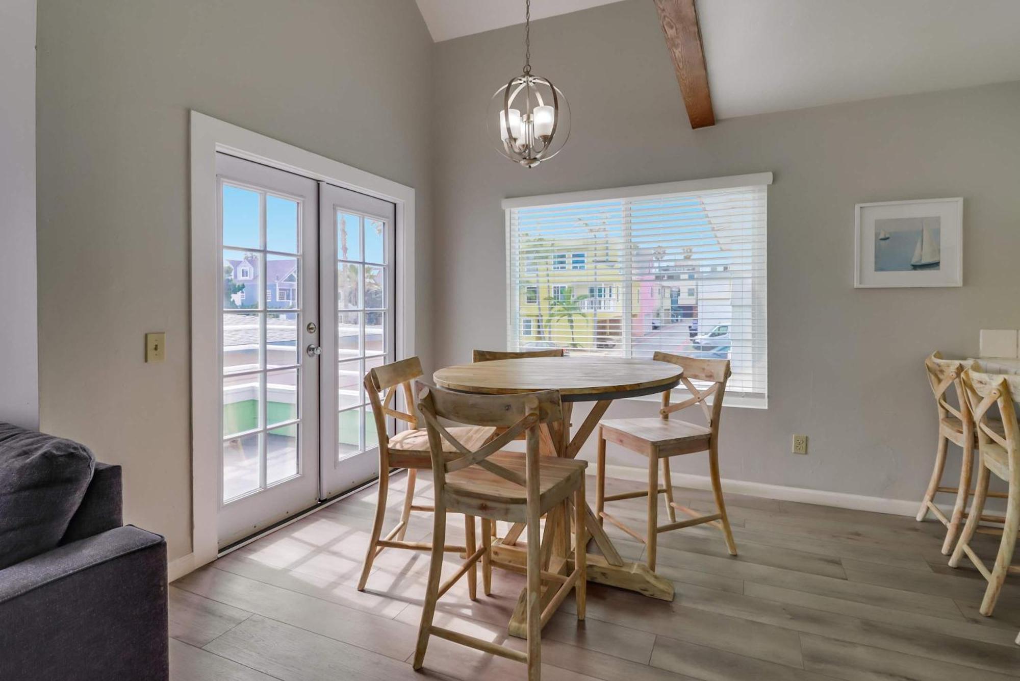 Steps To Bay & Ocean Belmont Park Dining Holiday home *